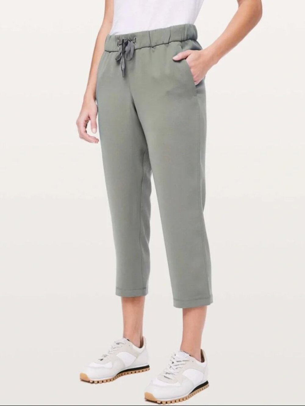 Lululemon On The Fly Crop *Woven 23" jogge pant in Grey Sage I Size 6